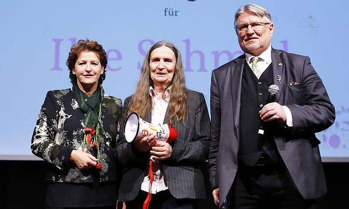 Landesrätin Ursula Lackner, Ehren-TrauDi Preisträgerin Ilse Schmid  und Gerhard Fruhmann vom Kinderbüro