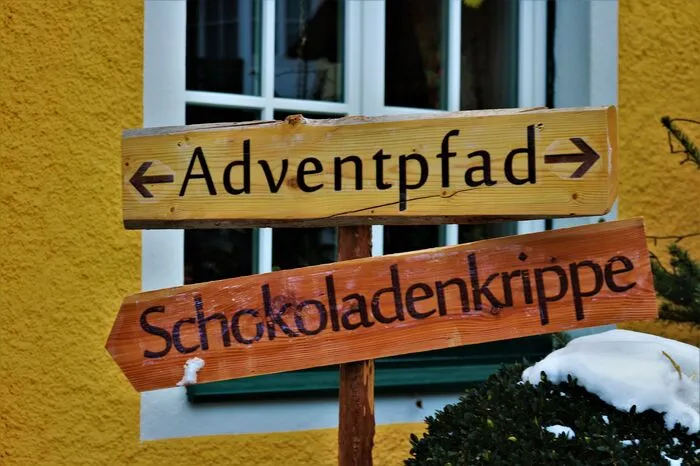 Damit man auch überall hinfindet, leiten einen Wegweiser durch St. Kathrein.