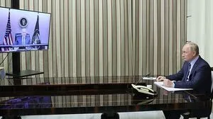 Nicht nur örtlich war man weit voneinander entfernt: Wladimir Putin spricht mit Washington