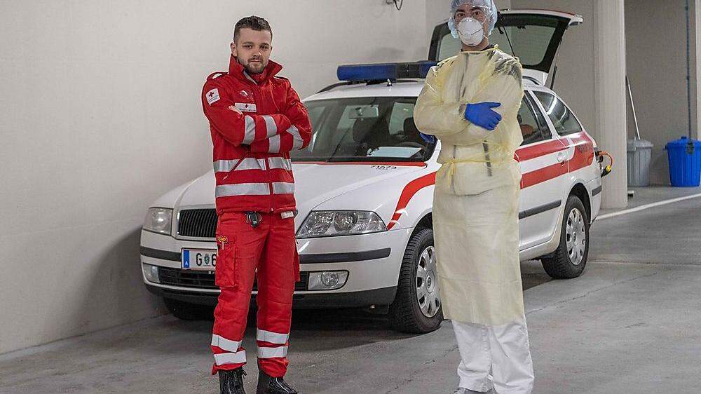 Tobias Round und Stephan Gogg in der Grazer-Rot-Kreuz-Zentrale: Die Schutzanzüge werden nach jedem Patientenbesuch entsorgt 