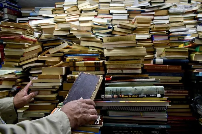 ... aus der kolumbianischen Hauptstadt Bogota, hat das Buch vor zwei Jahrzehnten aus dem Müll geholt und ist ihm erlegen.