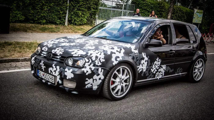 Die Aufbauarbeiten für das 34. GTI-Treffen läuft. Von 13. bis 16. Mai wird Reifnitz wieder zum Mekka der Autofans.