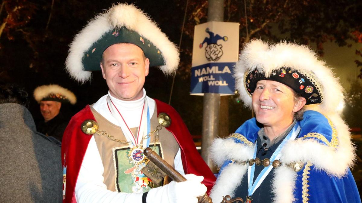 Der St. Veiter Herzog Andy I. (Andy Kainz, rechts) mit Präsident Michael Huber