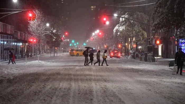 Bis zu 20 Zentimeter Neuschnee brachten vor allem die Autofahrer an der US-Ostküste zur Verzweiflung, Hunderte von Unfällen hielten die Polizei und Rettungsdienste auf Trab.