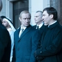 Wadim Baranow (Paul Dano, rechts) inszeniert Wladimir Putin (Jude Law) als starken Mann in „The Wizard of the Kremlin“
