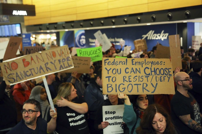 In New York, Chicago und auf dem Washingtoner Flughafen Dulles versammelten sich Hunderte Menschen zum Protest.