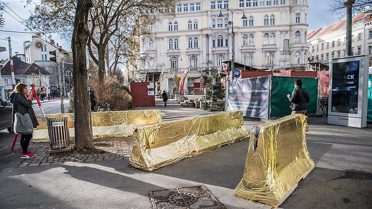 In goldenes Geschenkspapier verpackt: die Betonpoller am Eisernen Tor