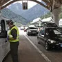 Kontrollen an der Grenze zwischen Slowenien und Österreich beim Karawankentunnel am Sonntag
