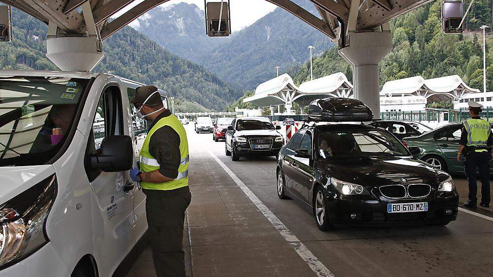 Kontrollen an der Grenze zwischen Slowenien und Österreich beim Karawankentunnel am Sonntag