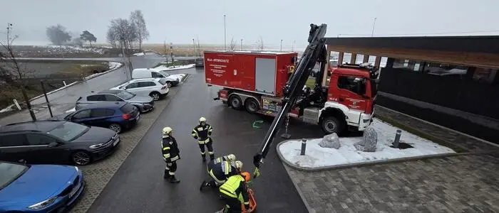 Mit einem Kran konnte der 36-jährige Verletzte sicher zurück auf den Boden gebracht werden