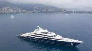 24 Kabinen, sechs-Meter-Pool, Sauna, Jacuzi, Heimkino: Die über 100 Meter lange Jacht spielt alle Stückerl