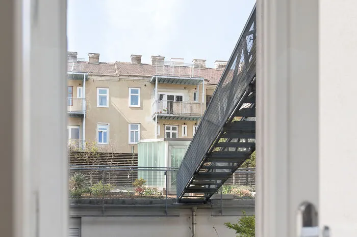 Die beiden Gebäude verbindet eine Wendeltreppe.