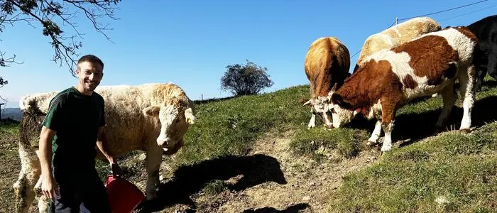 Landwirt Christian Tassler bei seinen Kühen: „Ohne Wasser ist es für sie weitaus schlimmer, als einen Tag ohne Futter zu sein.“