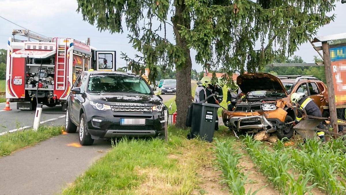 Die beiden Pkw stießen beim Überholen zusammen