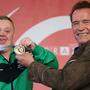 Der irische Skifahrer Cyril Walker bekam von Arnie eine Medaille umgehängt