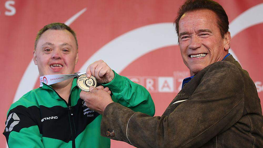 Der irische Skifahrer Cyril Walker bekam von Arnie eine Medaille umgehängt