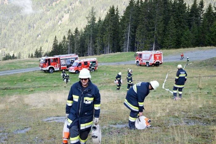 Übungsannahme war ein Brand der Zwergerlhütte, wobei die Flammen auf den Hochwald überzugreifen drohten.