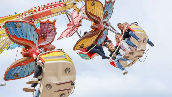 Ansturm auf den St. Veiter Wiesenmarkt am Sonntag, Hochbetrieb bei den Fahrgeschäften.