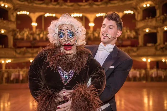 Habjan wird nicht allein auf der großen Bühne stehen. Begleitet wird er von seiner Klappmaulpuppe Gisela Hering.