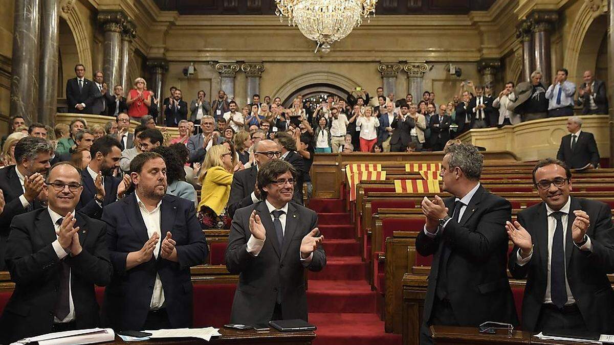 Oriol Junqueras, Carles Puigdemont - 72 Abgeordnete stimmten für den Textentwurf