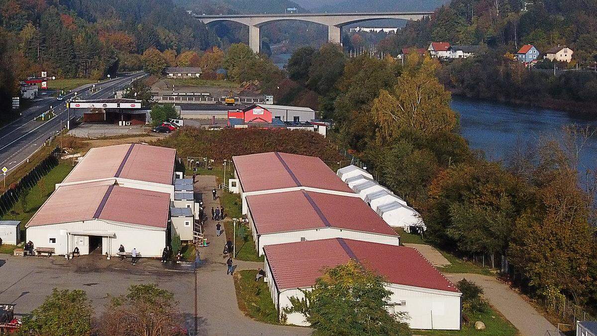 Neben den Containern in Villach-Langauen wurden jetzt fünf Zelte aufgestellt
