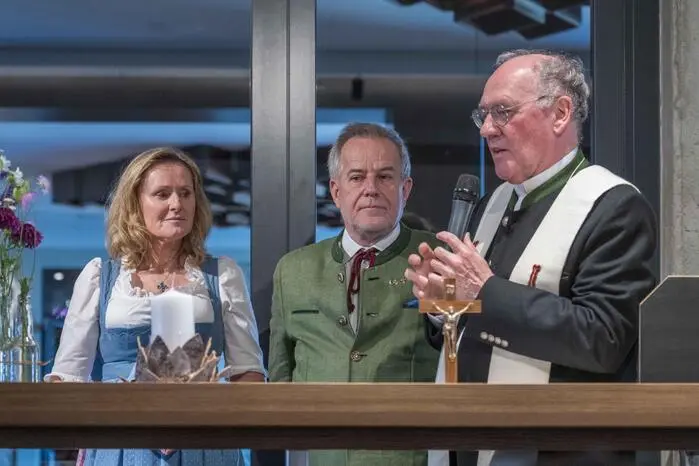 Der kirchliche Segen für das Weingut sowie das Ehepaar Andrea und Siegfried Wolf kam von St. Pöltens Diözesanbischof Alois Schwarz.