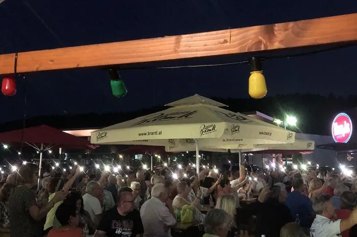 Die 500 Besucher, die gemeinsam ausgelassen feierten,  sorgten auch für einen Zuschauerrekord beim Rosentaler Eventsommer. "Der perfekte Abschluss unseres diesjährigen Sommerkonzertreigens", so Rosentals Vizebürgermeisterin und Kulturobfrau Martina Weixler, die den Rosentaler Eventsommer 2023 mittlerweile zum dritten Mal in Folge in der Gemeinde organisierte. 