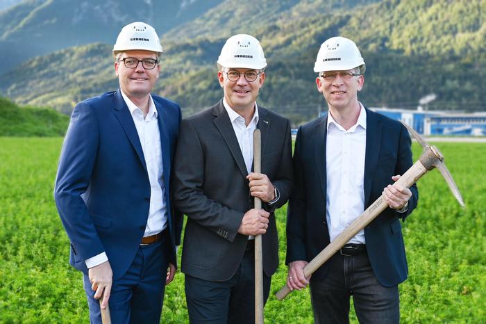 Baustart für eine 16 Millionen Euro teure Liebherr-Lagerhalle vor einem Jahr in Lienz: Die Geschäftsführer Holger König, Lucas Nerud, Marcel Snelder