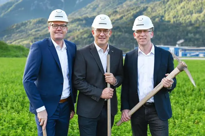 Liebherr in Lienz investiert 5,3 Millionen Euro in neue Werkshalle: 
Holger König, Lucas Nerud, Marcel Snelder (Managing Directors Liebherr Hausgeräte Lienz GmbH)