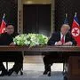 Donald Trump und Kim Jong-un besiegeln Nordkoreas Atom-Abrüstung: Unterschrift mit goldenen Kugelschreibern
