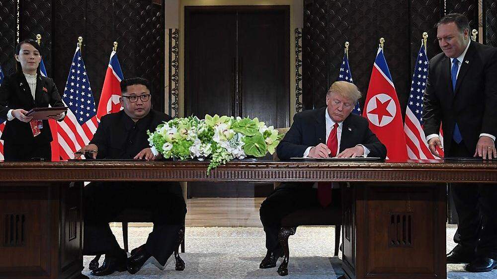 Donald Trump und Kim Jong-un besiegeln Nordkoreas Atom-Abrüstung: Unterschrift mit goldenen Kugelschreibern
