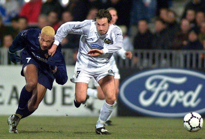Sturm-Verteidiger Gerald Strafner gegen Valencias John Carew in der zweiten Gruppenphase der Champions League 2000/01 