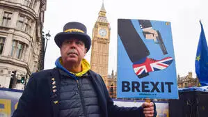 Mann mit einem Protestschild vor dem Londoner Wahrzeichen Big Ben