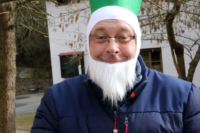 Mitten im Narrenvolk gesichtet wurden unter anderen Landwirt Heinrich Rattenberger sowie Bezirksstabführer Alexander Sucher (Foto). 