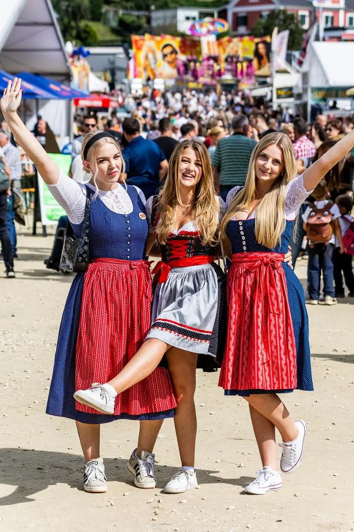 „Dirndl und Lederhosentag“ am Wiesenmarkt
