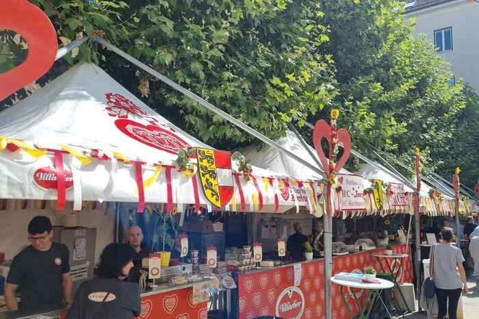 Rathaus-Cafe großes Bier: 7 Eurokleines Bier: 5 EuroSpritzer (0,25): 5 EuroMineralwasser (0,33): 4 EuroKirchtagssuppe: 9,50 Euro