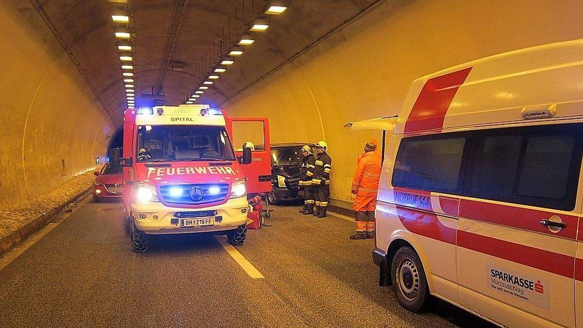 Im Tunnel Semmering in Fahrtrichtung Wien hatte sich aus unbekannter Ursache ein Verkehrsunfall mit einem Kleintransporter ereignet