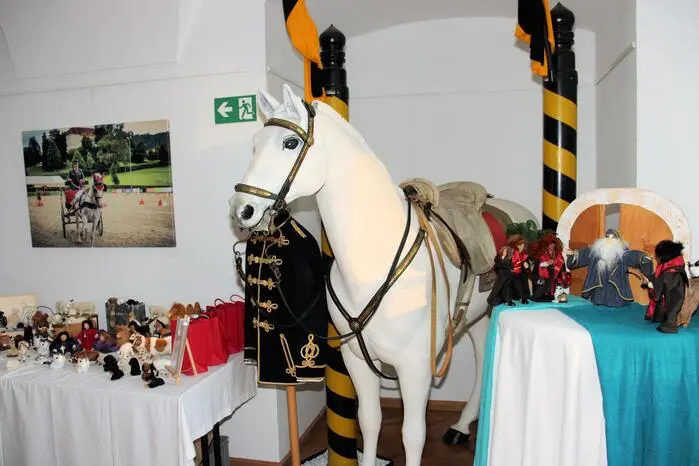 Ein buntes Rahmenprogramm mit Musik, Gestütsführungen, Kutschenfahrten, Adventzauberei mit Sabrina Magicfire und Briefe an das Christkind runden den Adventmarkt im Lipizzanergestüt Piber perfekt ab.