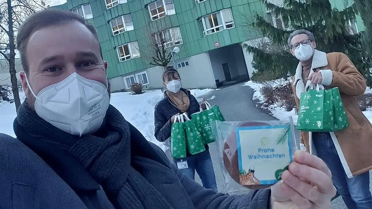 Niklas Lierzer, Edith Rainer und Jürgen Kovacic bei der Übergabe der Lebkuchen