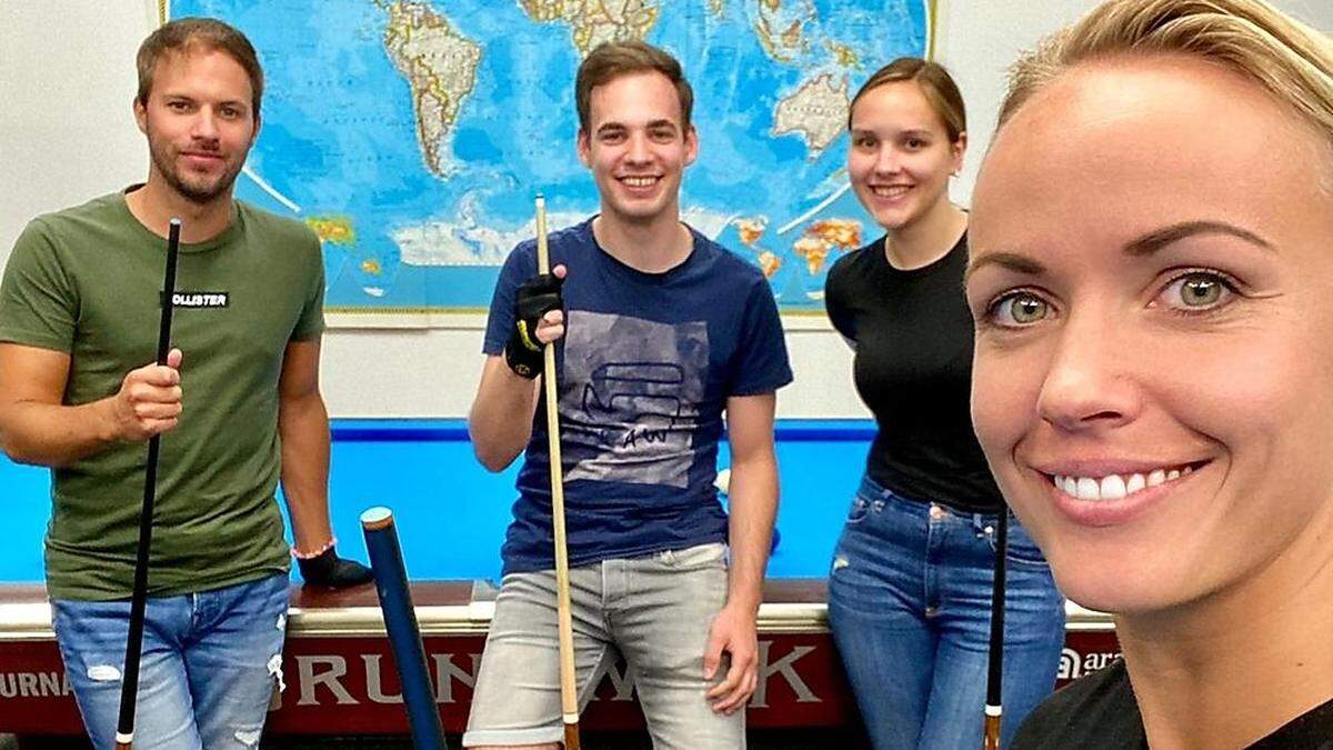 Weltmeister beim Billard-Training im Klagenfurter Sportpark unter sich: Albin Ouschan mit Joshua und Pia Filler aus Deutschland sowie Jasmin Ouschan (von links)