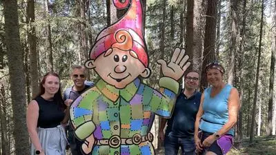 Kindergartenleiterin Anja Bauer, Franz Haas, Stephan Steiner (SKS Steiner) und Veronika Haas mit Zwerg Willi