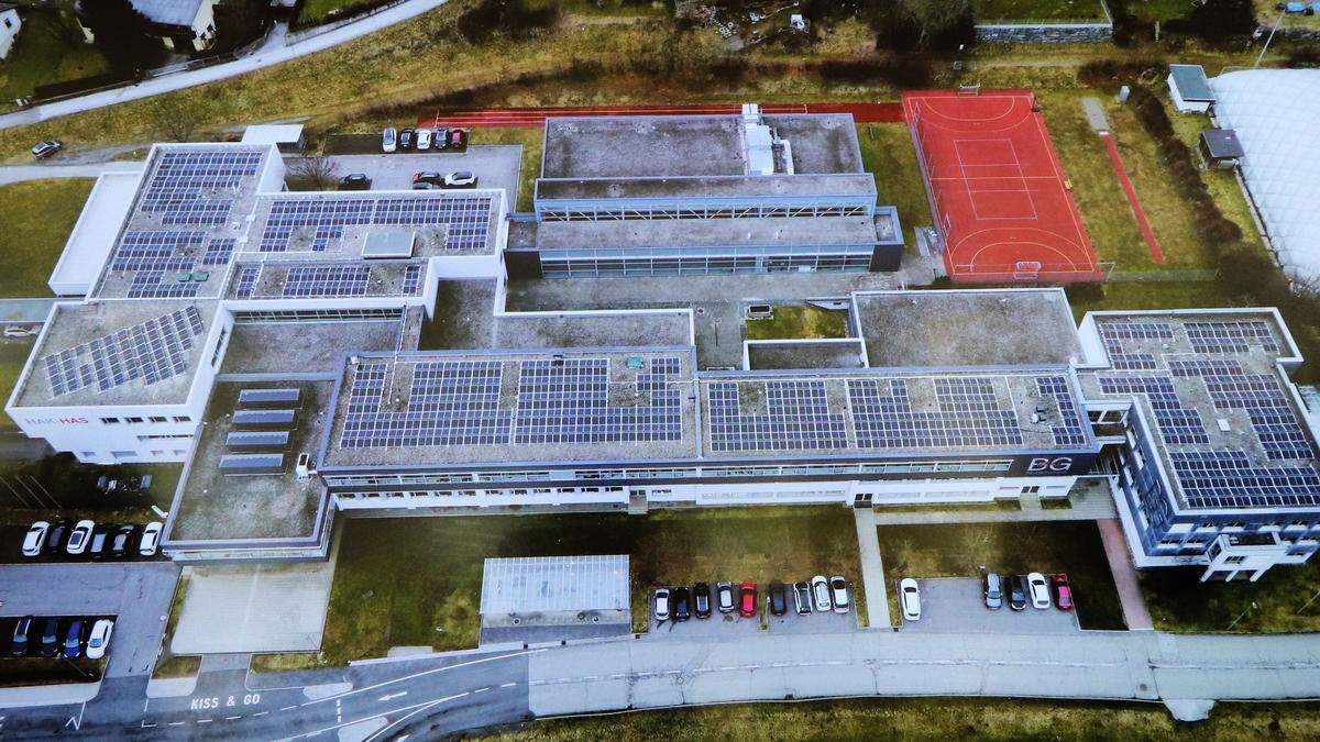 Sämtliche Dächer der beiden Schulen sind mit den Photovoltaikpaneelen bestückt