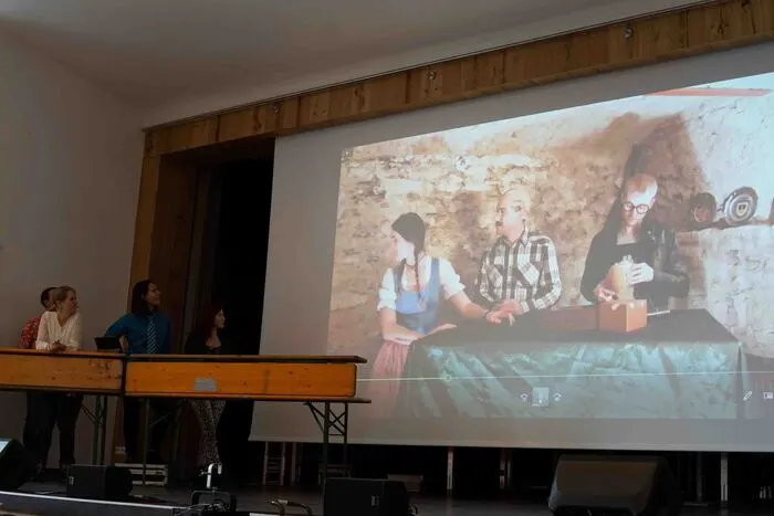 Bei „(Nur) Bares ist Wahres“ werden so manche längst verschollenen Fundstücke aus dem Bezirk an den Bestbietenden verkauft.