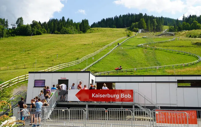 Fahrspaß für Groß und Klein: der Kaiserburg Bob