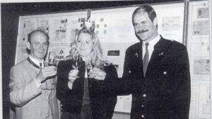 Vereinspräsident Alois Reiter, Weinkönigin Barbara und Rudolf Stütz im Jahr 1992 bei der ersten Ausstellung in Straß (von rechts)