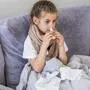 Ein krankes Mädchen liegt auf der Couch