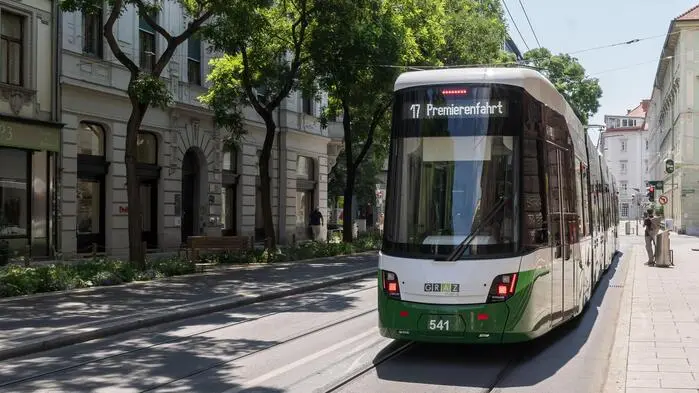 Das Bild zeigt die neue Straßenbahngarnitur in Graz bei ihrer Premierenfahrt