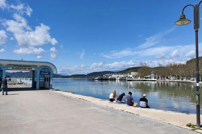 Nur die Mutigsten ließen auch ihre Beine im zwölf Grad kalten Wörthersee baumeln.