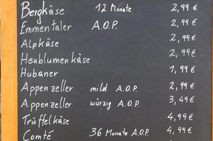 Fest Wild, Frischkäse, Honig, Speck, Salami, Schinken, Brot, Most, Apfelsaft sowie Marmelade einkaufen sah man unter anderen Fundermax-Betriebsfeuerwehr-Kommandant Johann Dorner, Krankenschwester Gudrun Kogler, „Bimbulli“-Kinderbetreuungs-GmbH-Geschäftsführerin Brigitte Eberhard, Wirtschaftskammer-Bezirksgeschäftsführerin Doris Weiß sowie Bürgermeister Klaus Köchl.