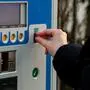 Münzeinwurf in einen Parkautomaten